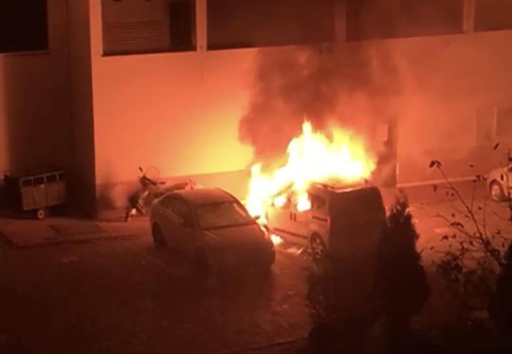 Yanan otomobil ekipleri harekete geçirdi