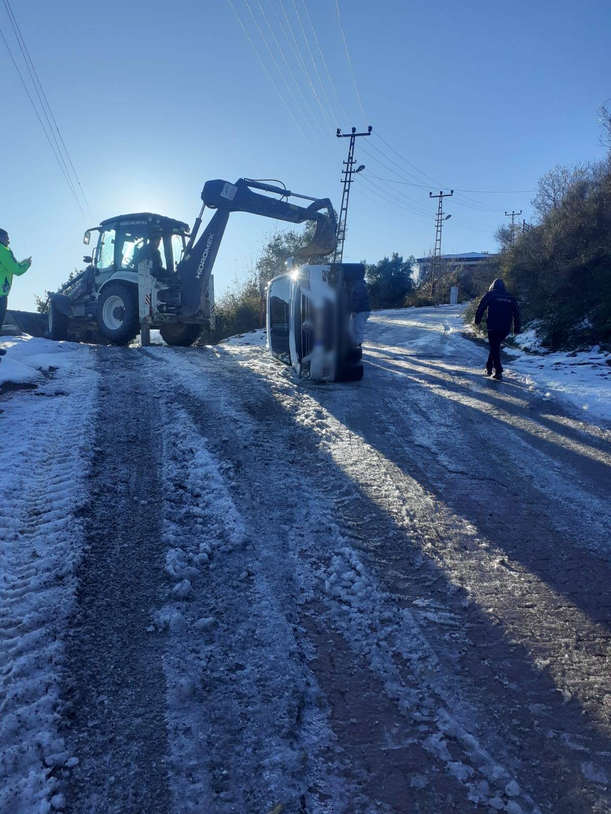 Direksiyon hakimiyetini kaybeden otomobil yan yattı