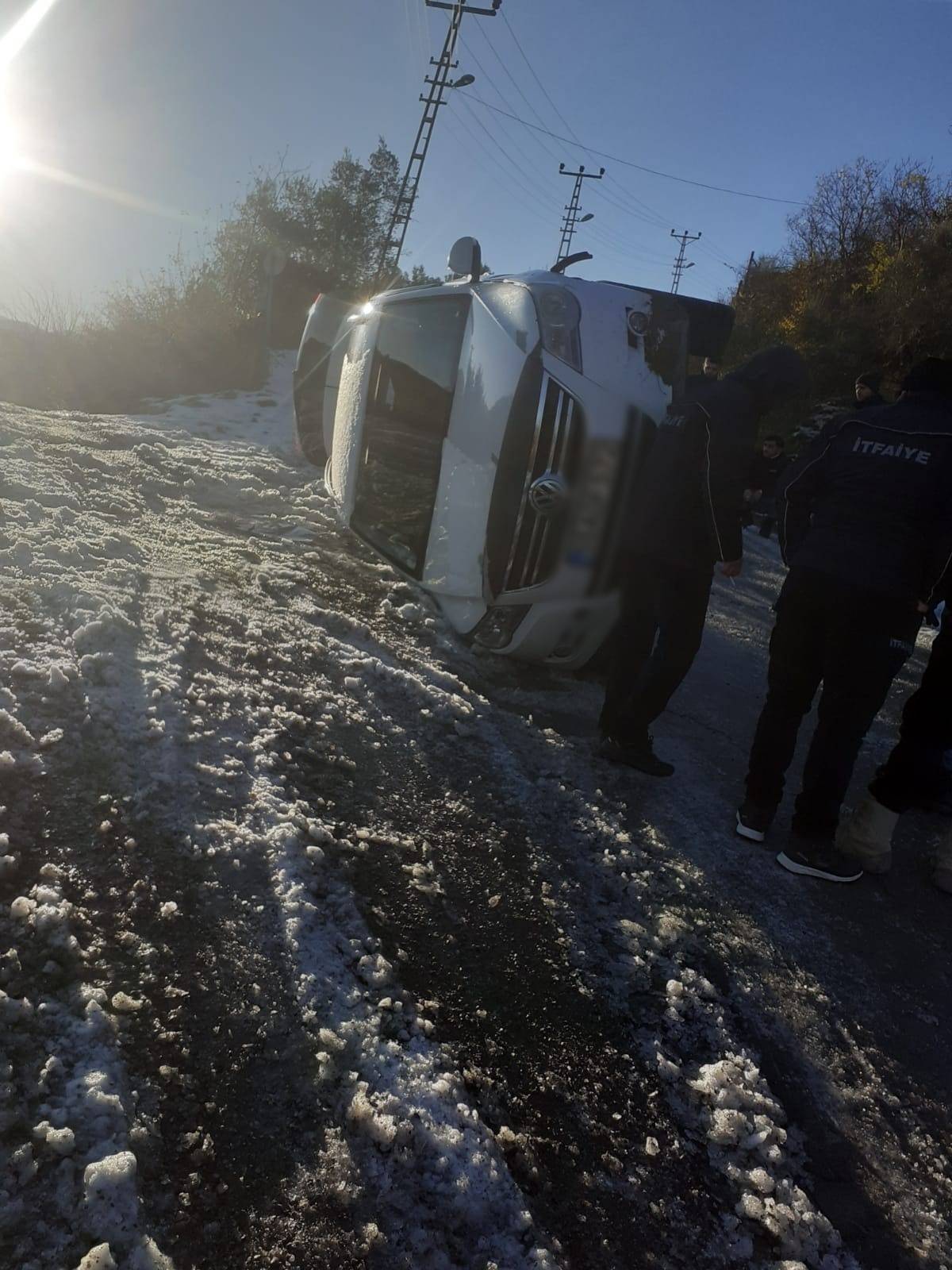 Direksiyon hakimiyetini kaybeden otomobil yan yattı