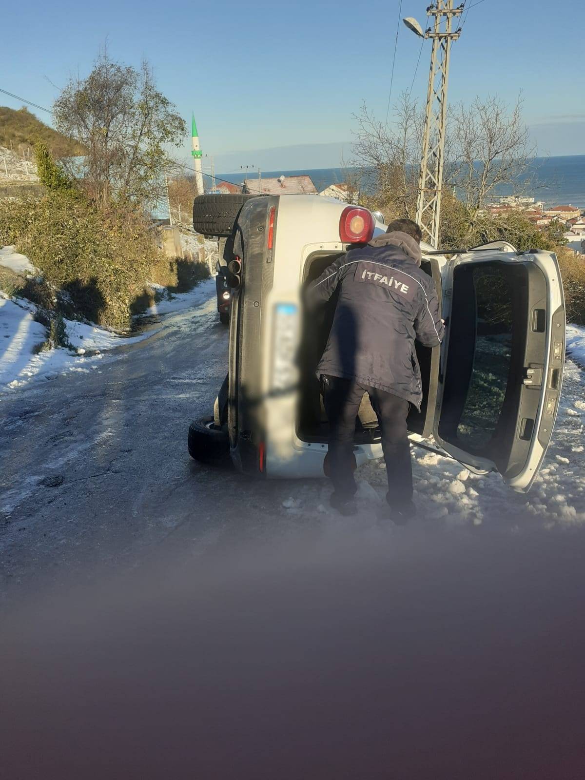 Direksiyon hakimiyetini kaybeden otomobil yan yattı