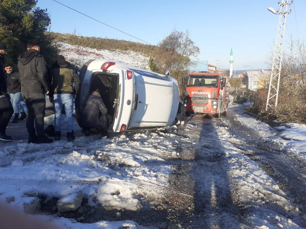 Direksiyon hakimiyetini kaybeden otomobil yan yattı