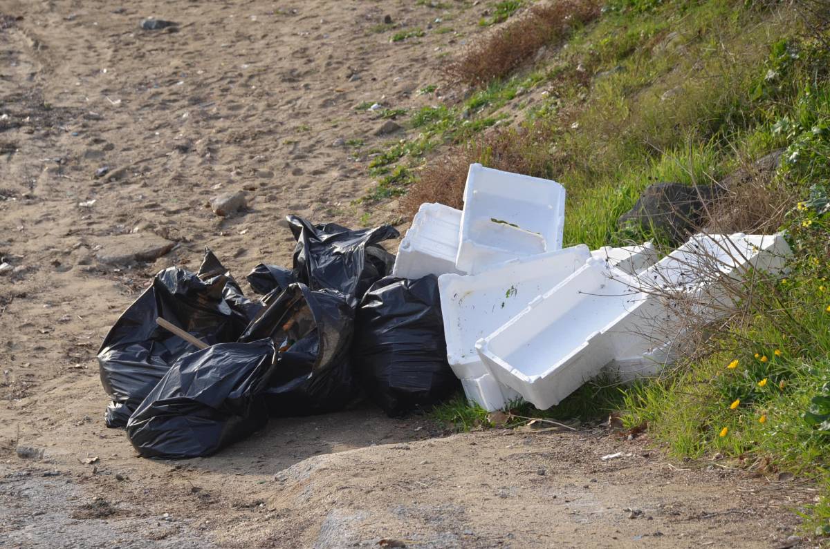 Poşetlenmiş çöpler plajda günlerdir bekliyor