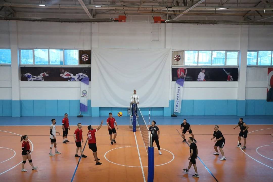 Ayancık Kış Voleybol Turnuvası’nda heyecan sürüyor