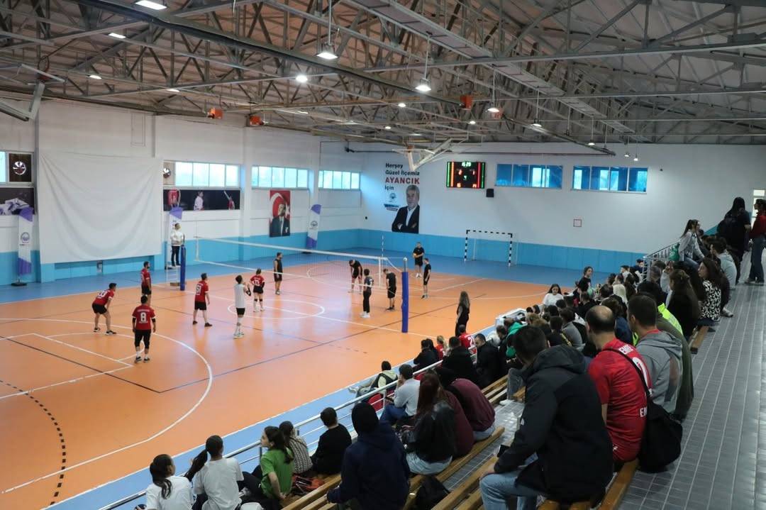 Ayancık Kış Voleybol Turnuvası’nda heyecan sürüyor