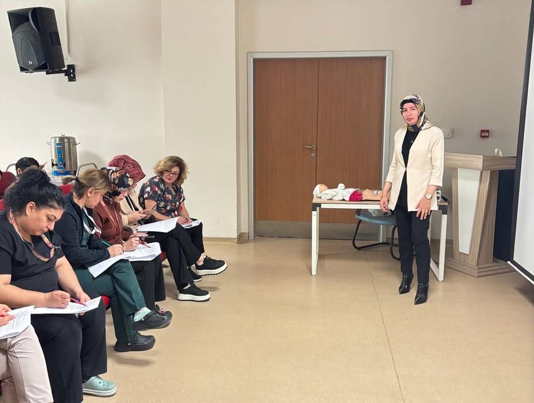 Sağlıkçılar emzirme konusunda bilgilendirildi