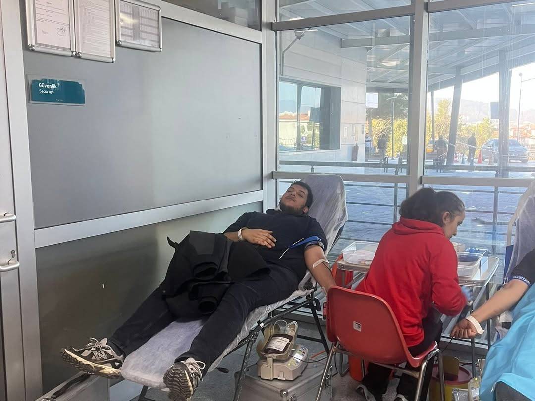 Sağlıkçılar bu kez bağış için kolları sıvadı