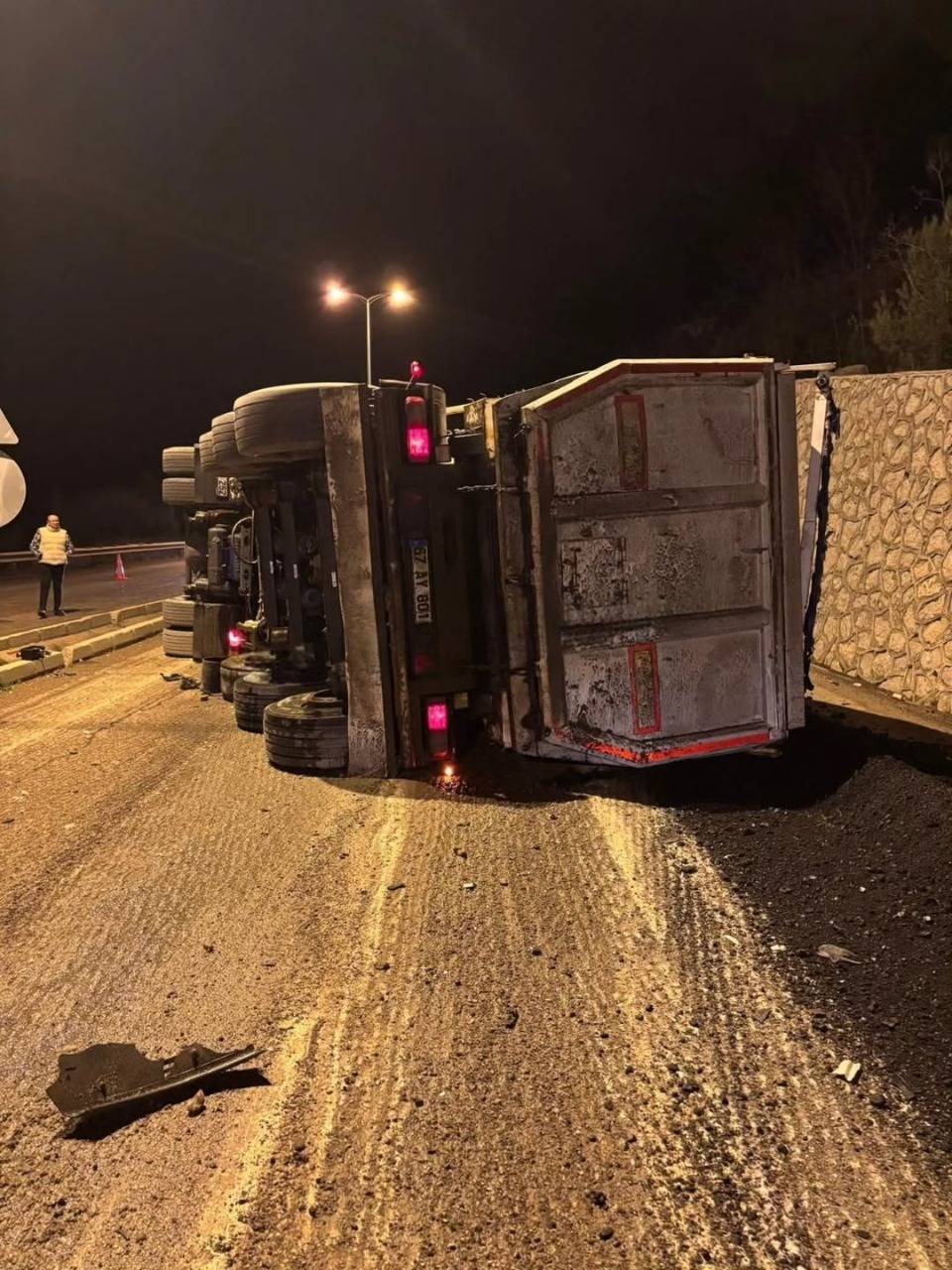 Kömür yüklü kamyon buzlanma nedeniyle devrildi: 3 yaralı
