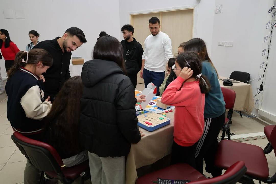 Üniversitelilerden minik kardeşlerine eğitim