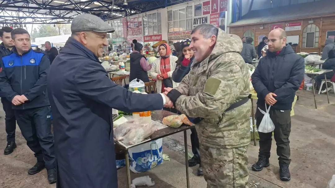 Başkan Gürbüz pazar esnafını ziyaret etti