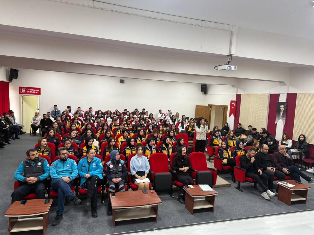 Hem yemin ettiler hem yaka kartlarını aldılar