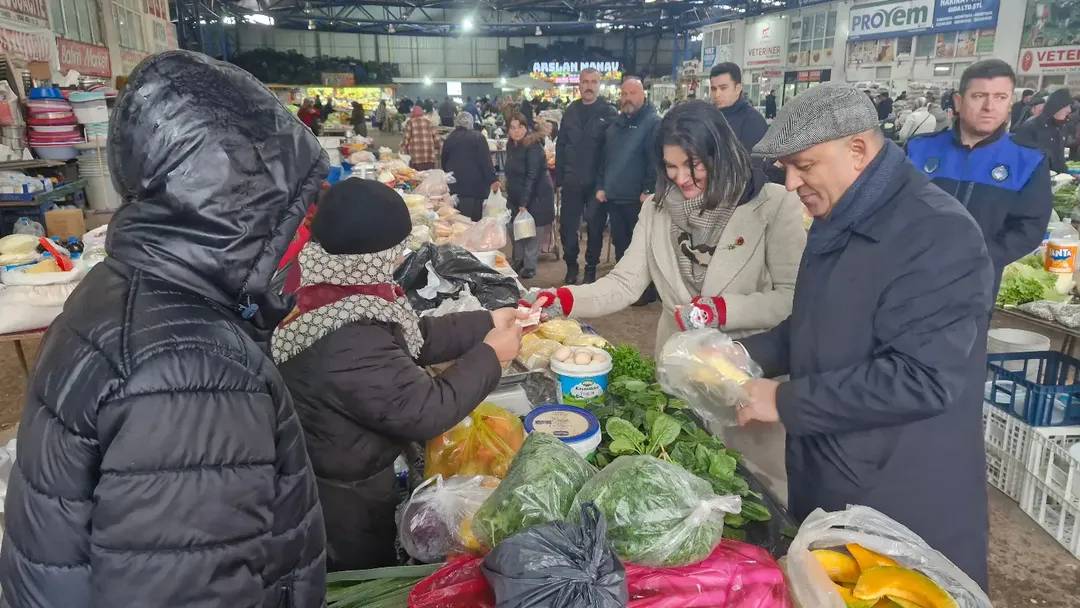 Başkan Gürbüz pazar esnafını ziyaret etti