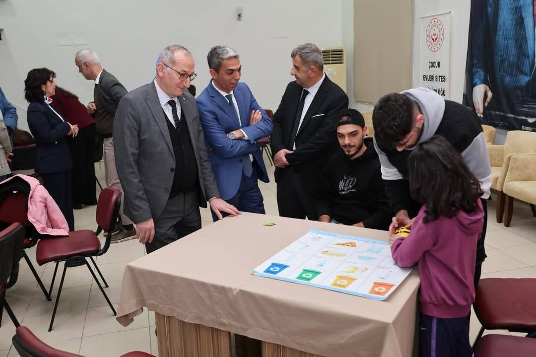 Üniversitelilerden minik kardeşlerine eğitim