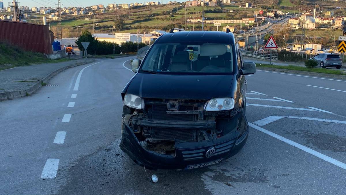 Sinop'ta kaza! Hafif ticari araç otomobile arkadan çarptı