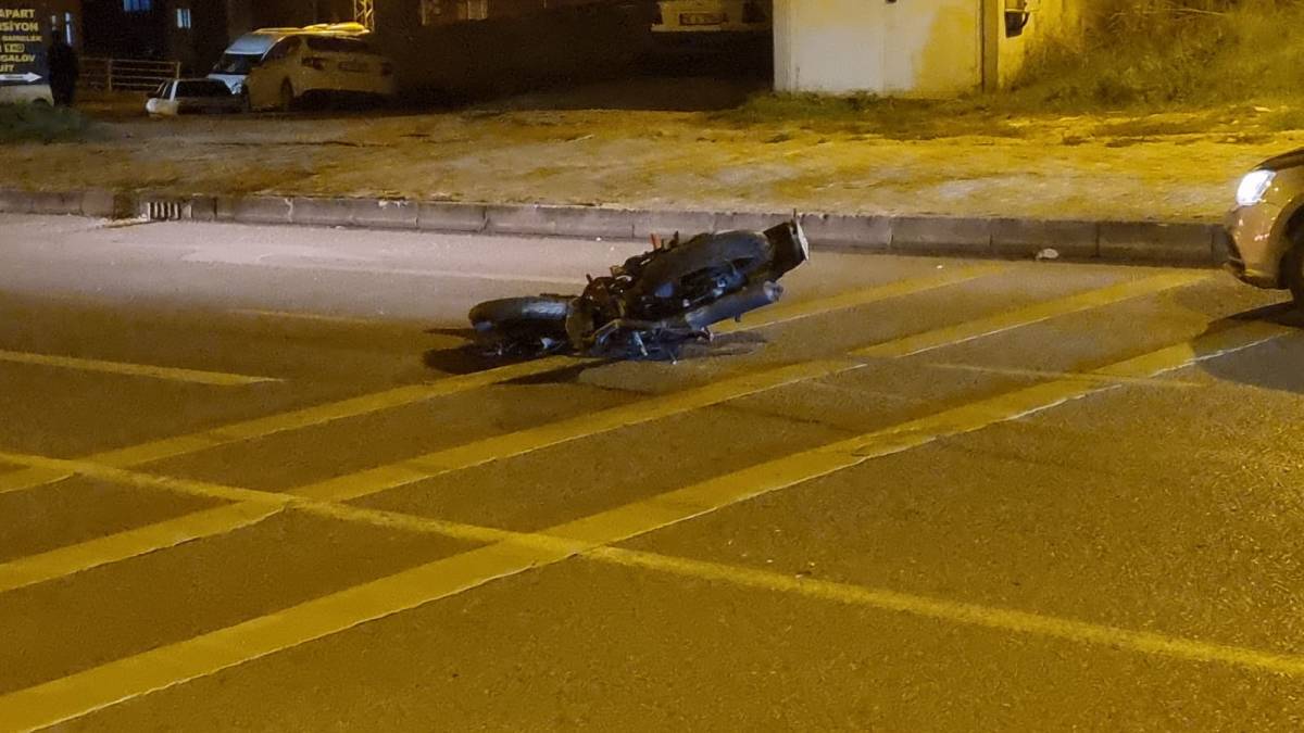 Sinop'ta motosiklet otomobile arkadan çarptı: 1 yaralı