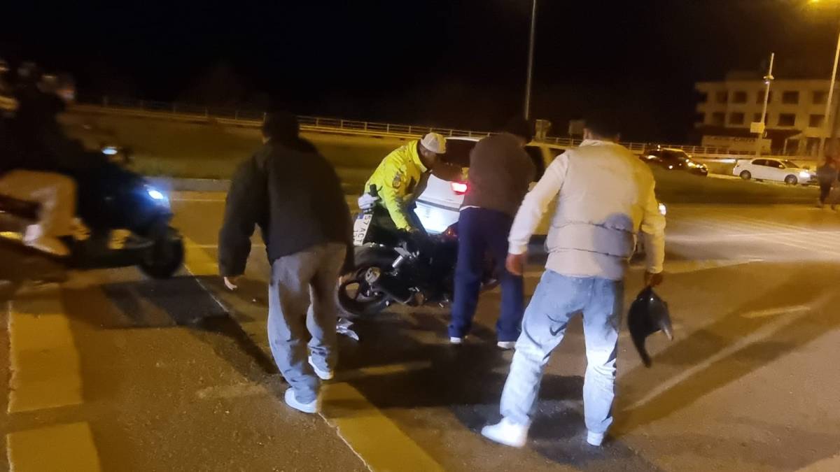 Sinop'ta motosiklet otomobile arkadan çarptı: 1 yaralı