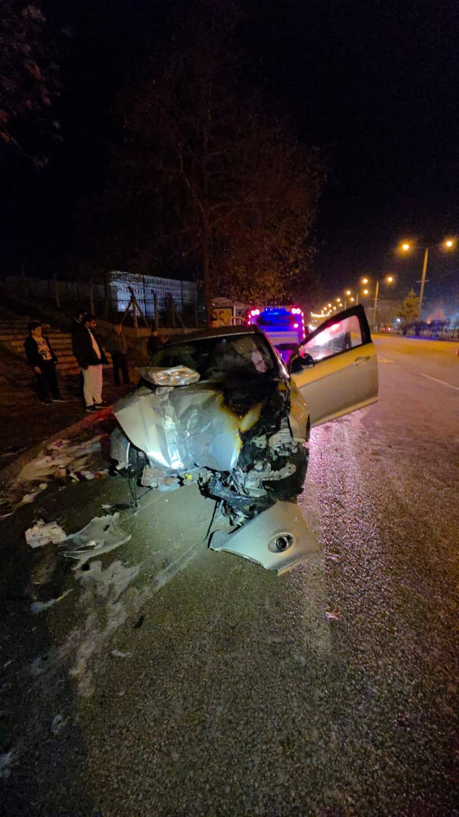 Sinop'ta kaza yapan otomobil alev aldı! Ekipler zamanla yarıştı