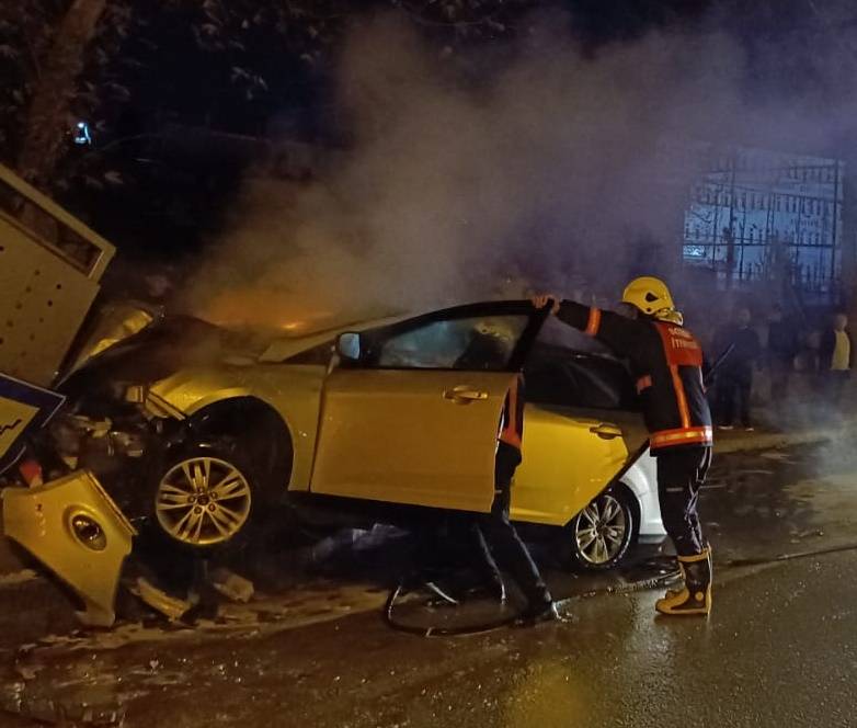 Sinop'ta kaza yapan otomobil alev aldı! Ekipler zamanla yarıştı