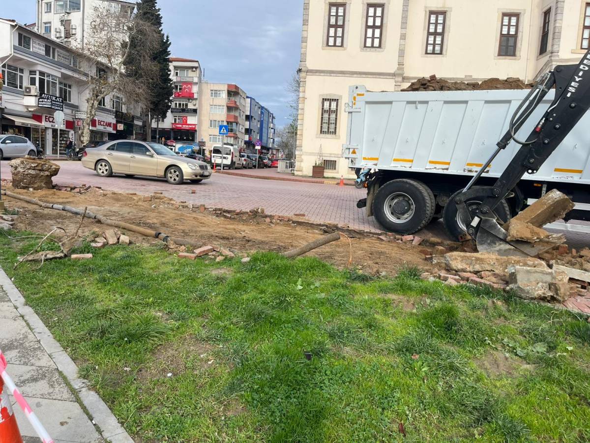 Kırmızı taşlar sökülüyor