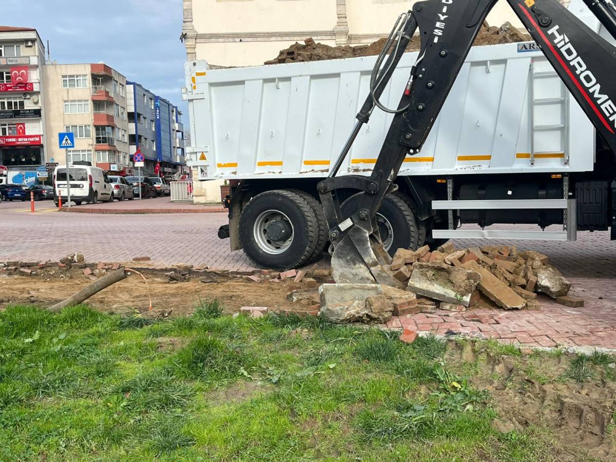 Kırmızı taşlar sökülüyor