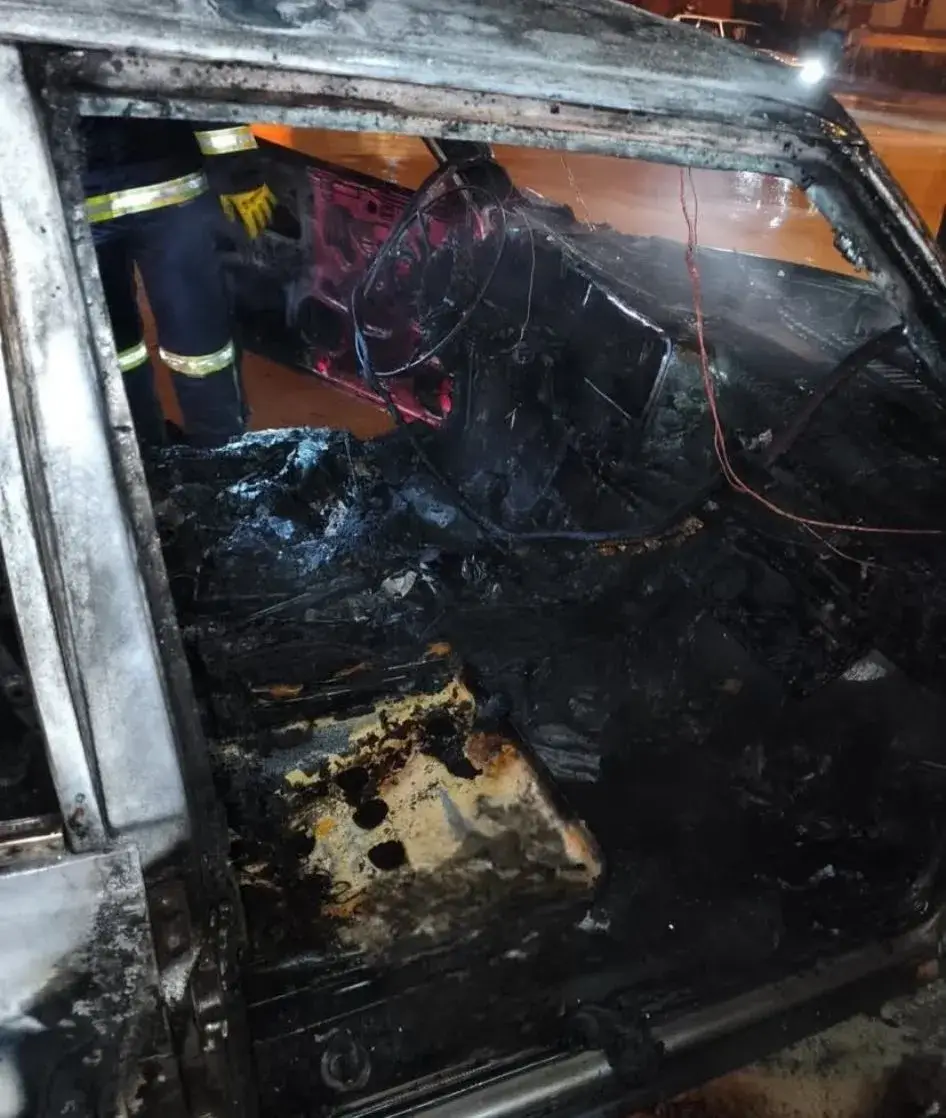 Cayır cayır yanan otomobil kullanılamaz hale geldi