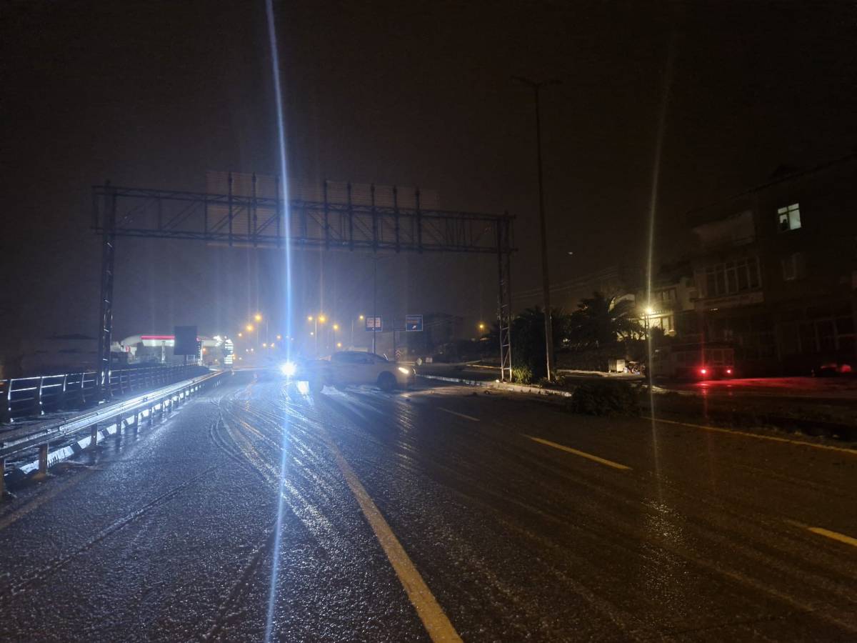 Sinop'ta kontrolden çıkan otomobil refüje çarptı