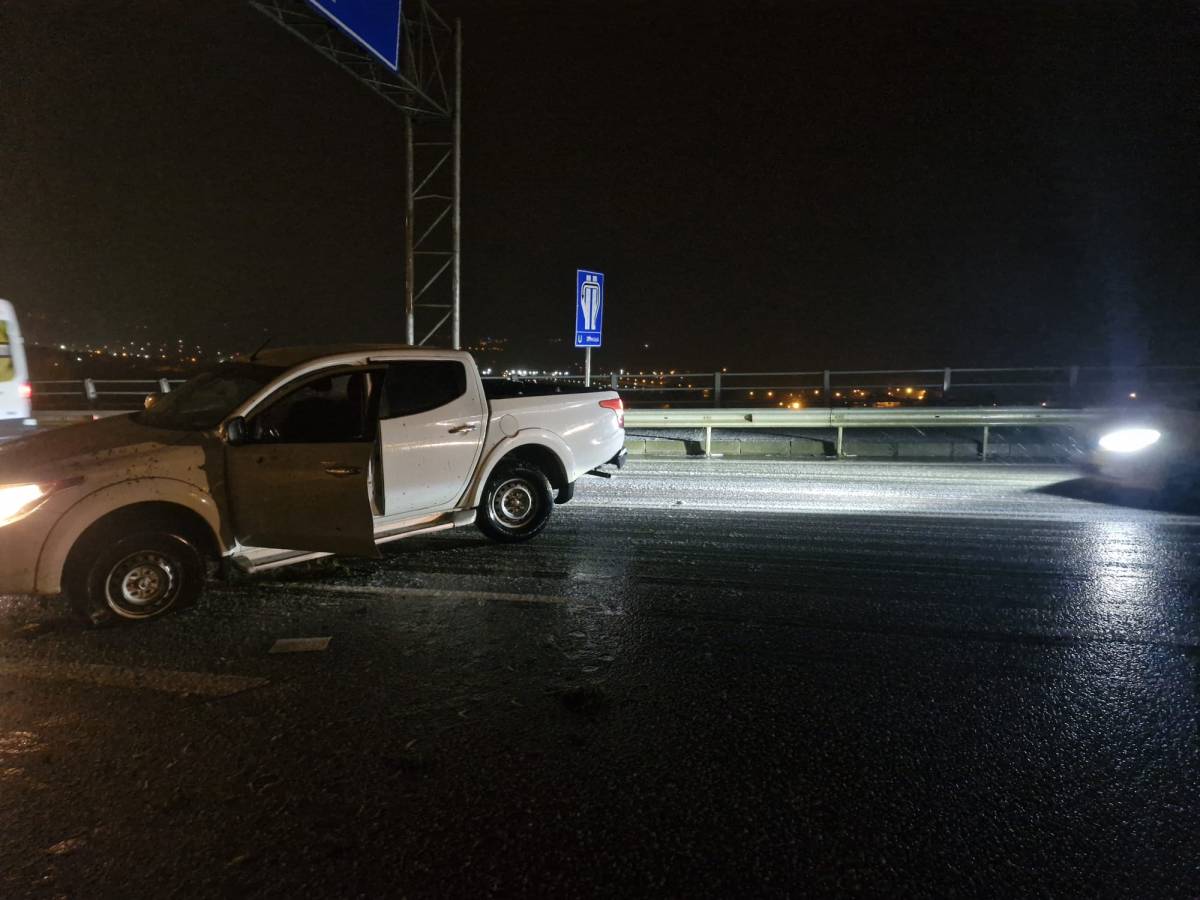 Sinop'ta kontrolden çıkan otomobil refüje çarptı