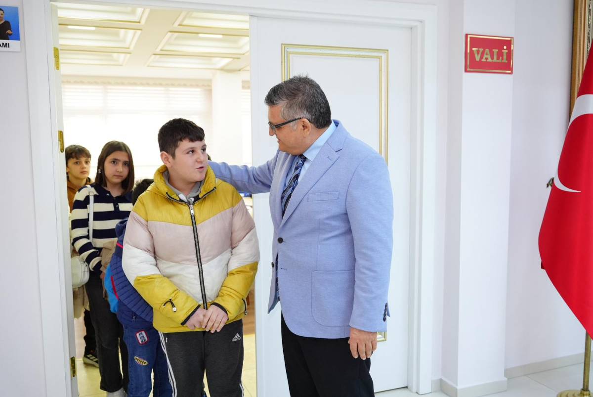 Vali Özarslan’dan çocuklara ‘Kaşağı’ sürprizi