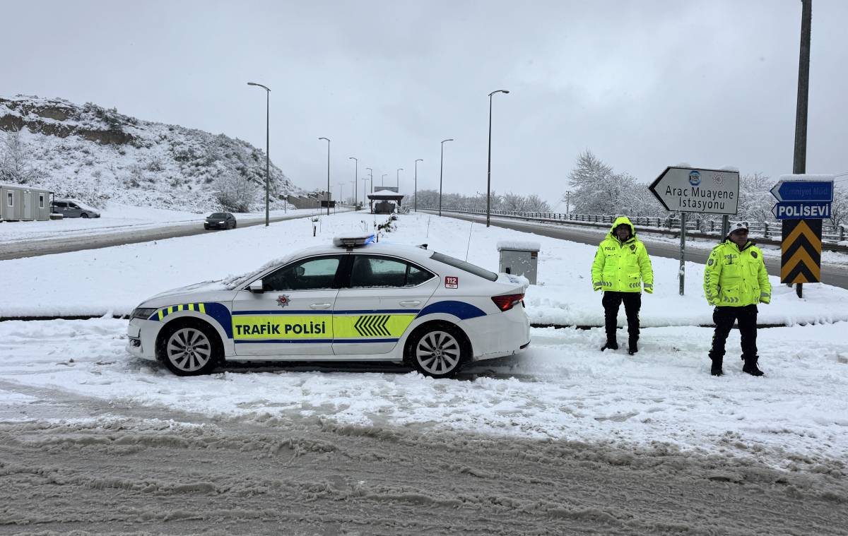 Sinop'ta kar yağışı trafikte aksamaya neden oldu