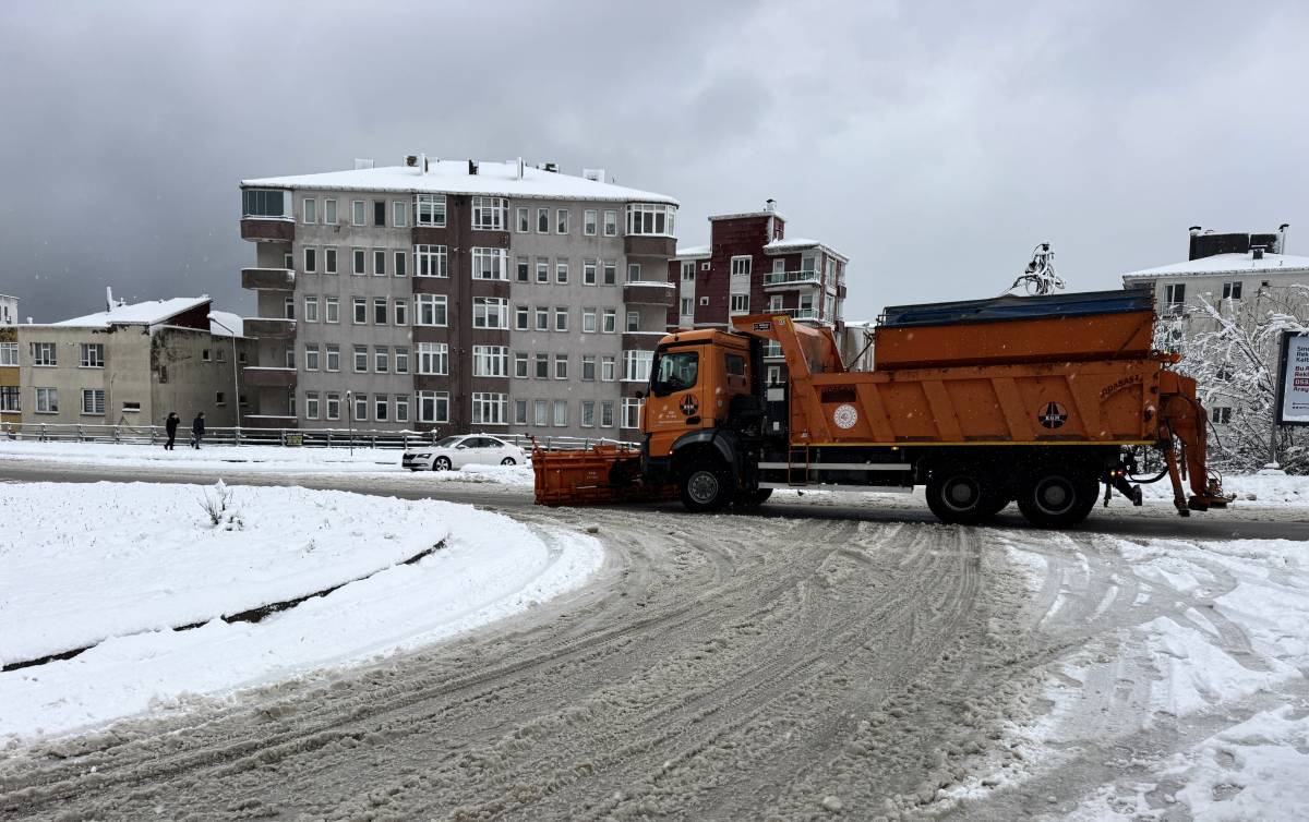 Sinop'ta kar yağışı trafikte aksamaya neden oldu