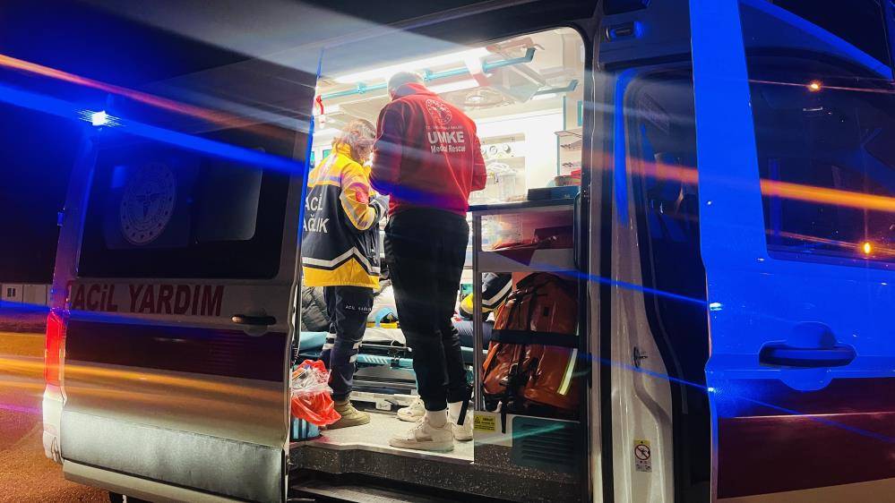 Samsun'da feci kaza: Önce otobüs durağına sonra ağaca çarptı:1 yaralı