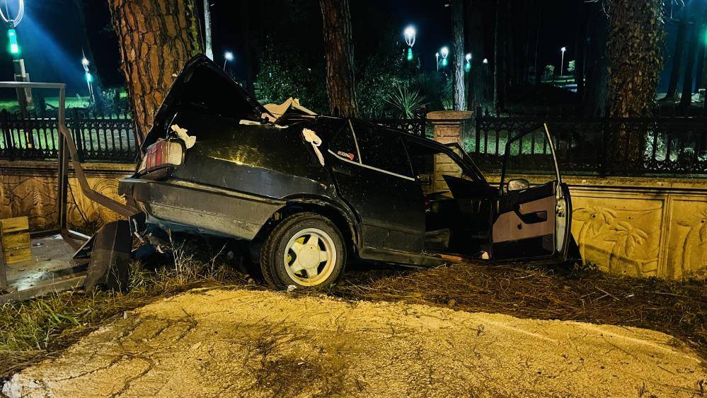 Samsun'da feci kaza: Önce otobüs durağına sonra ağaca çarptı:1 yaralı