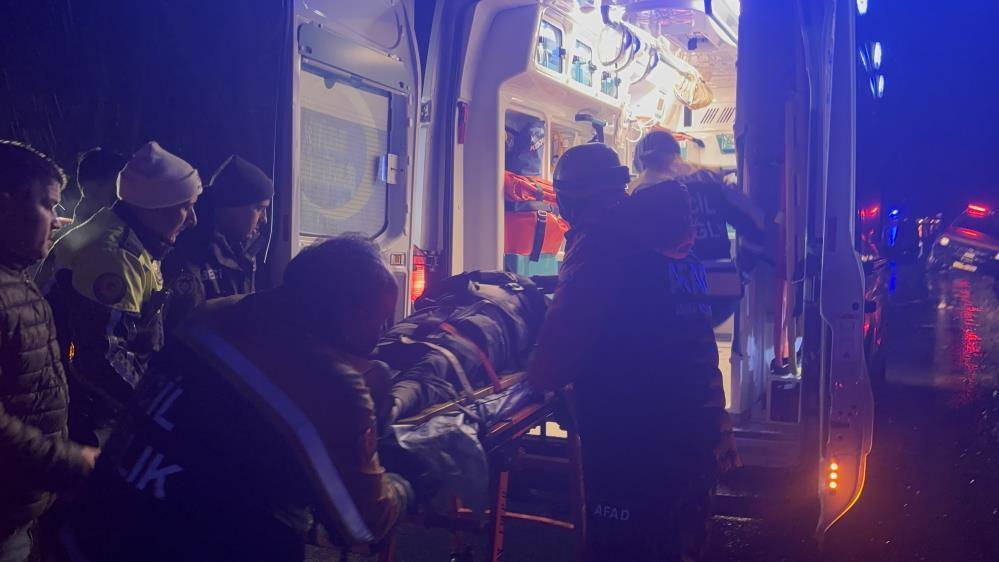 Çaya uçan otomobildeki baba ve oğlu hayatını kaybetti