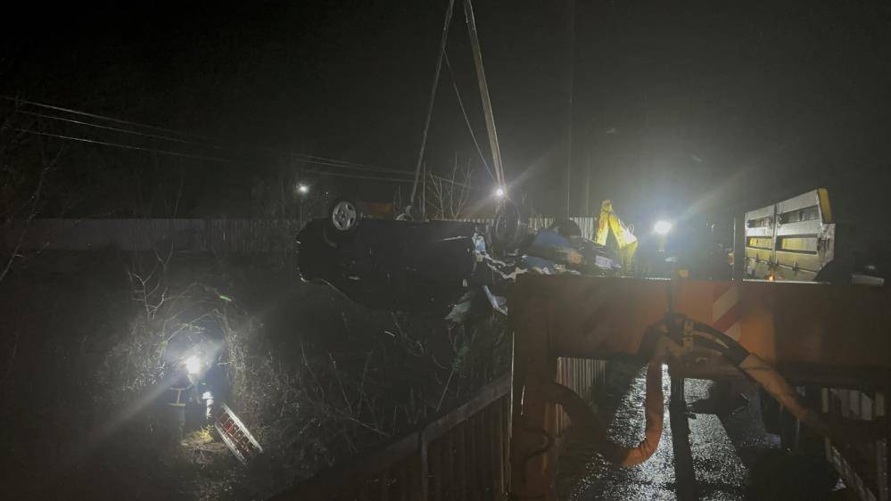 Çaya uçan otomobildeki baba ve oğlu hayatını kaybetti