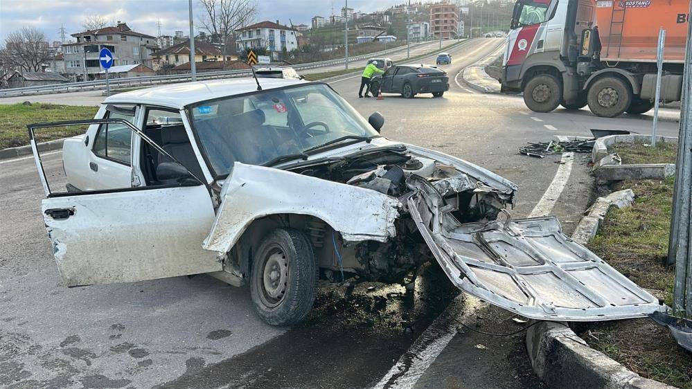 SUV araca çarpan Tofaş parçalandı: 2 yaralı