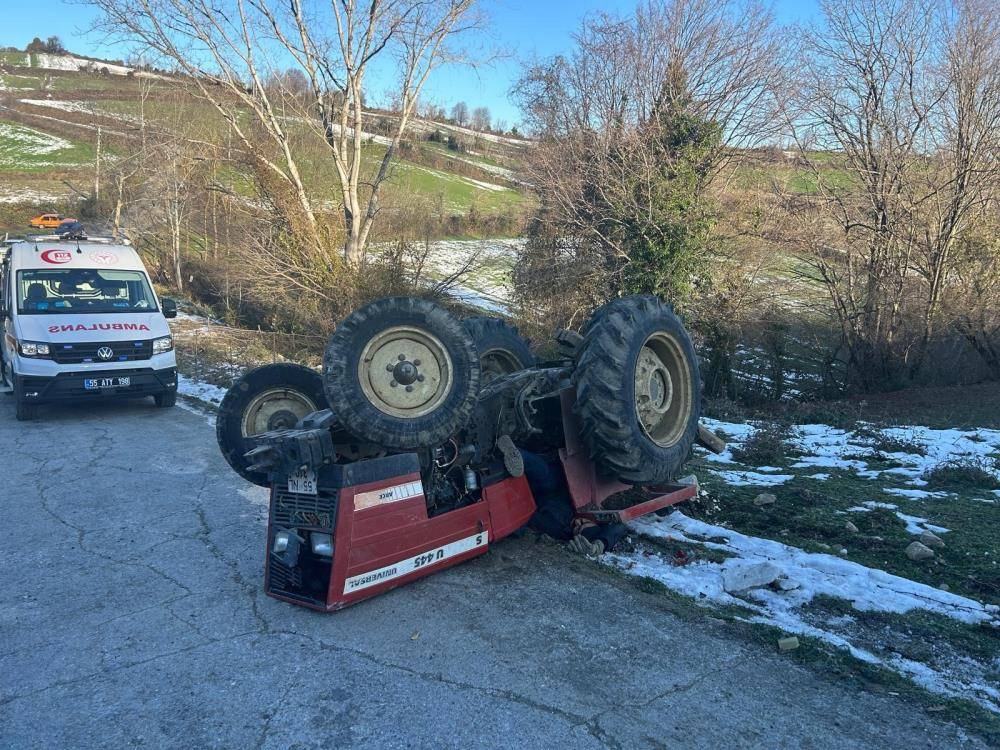 Devrilen traktörün altında kalan sürücü hayatını kaybetti