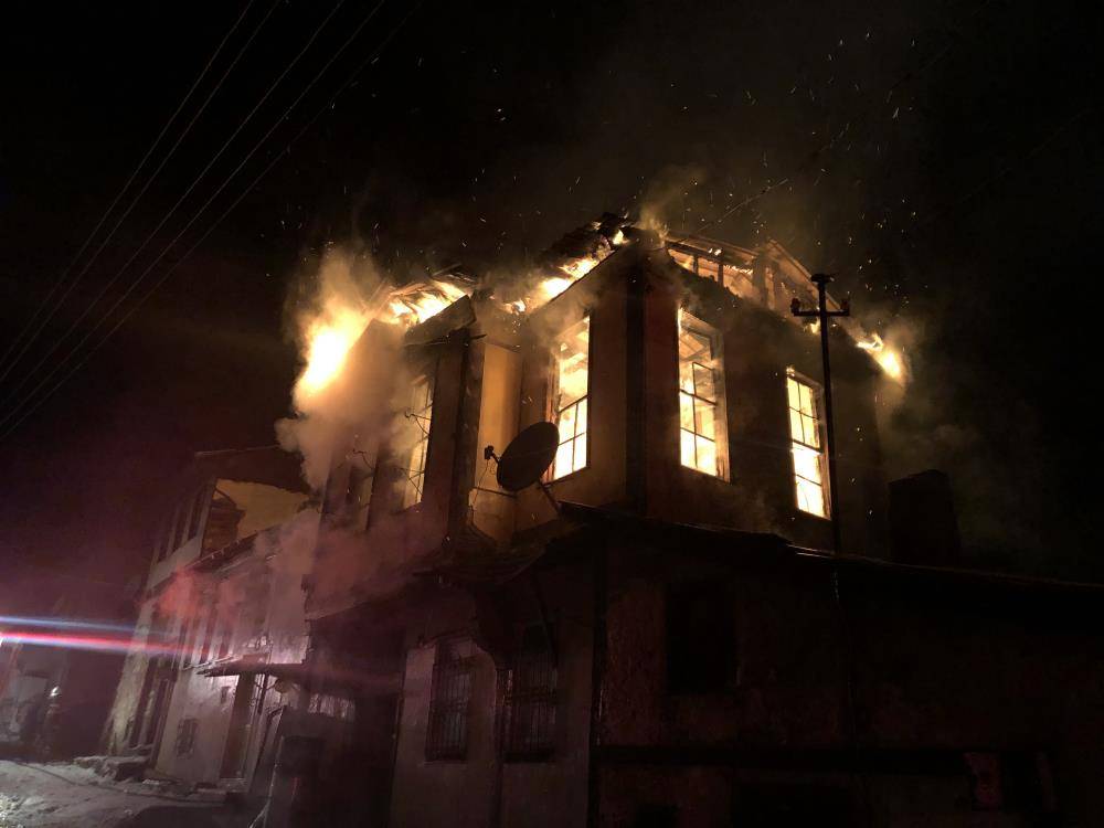 Üç katlı tarihi konak yangında küle döndü