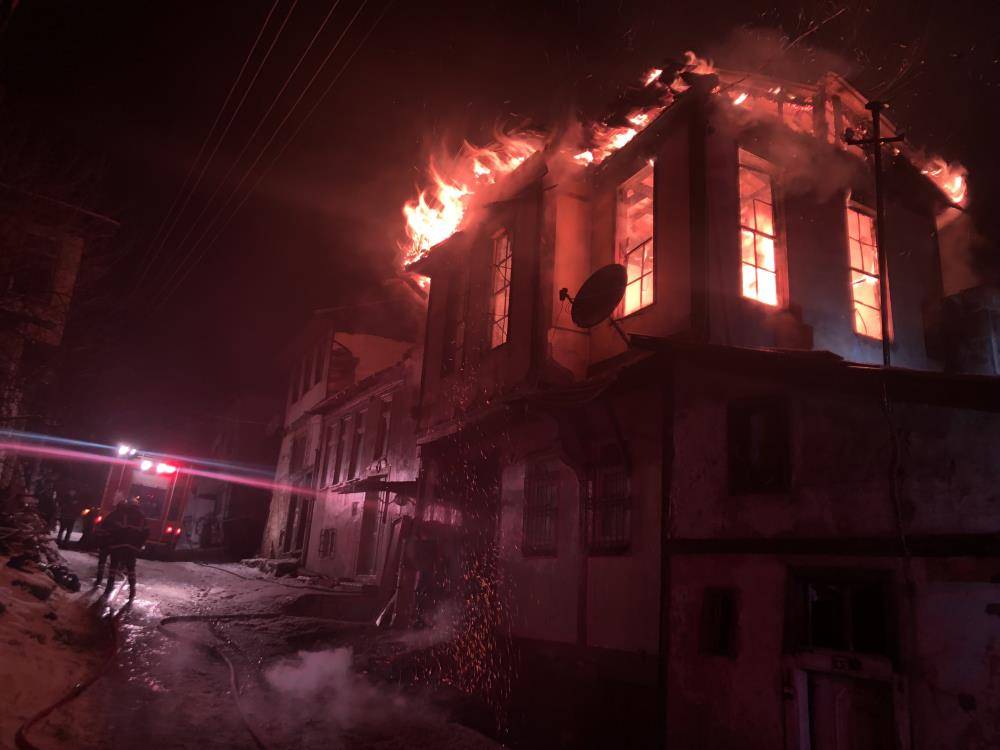 Üç katlı tarihi konak yangında küle döndü