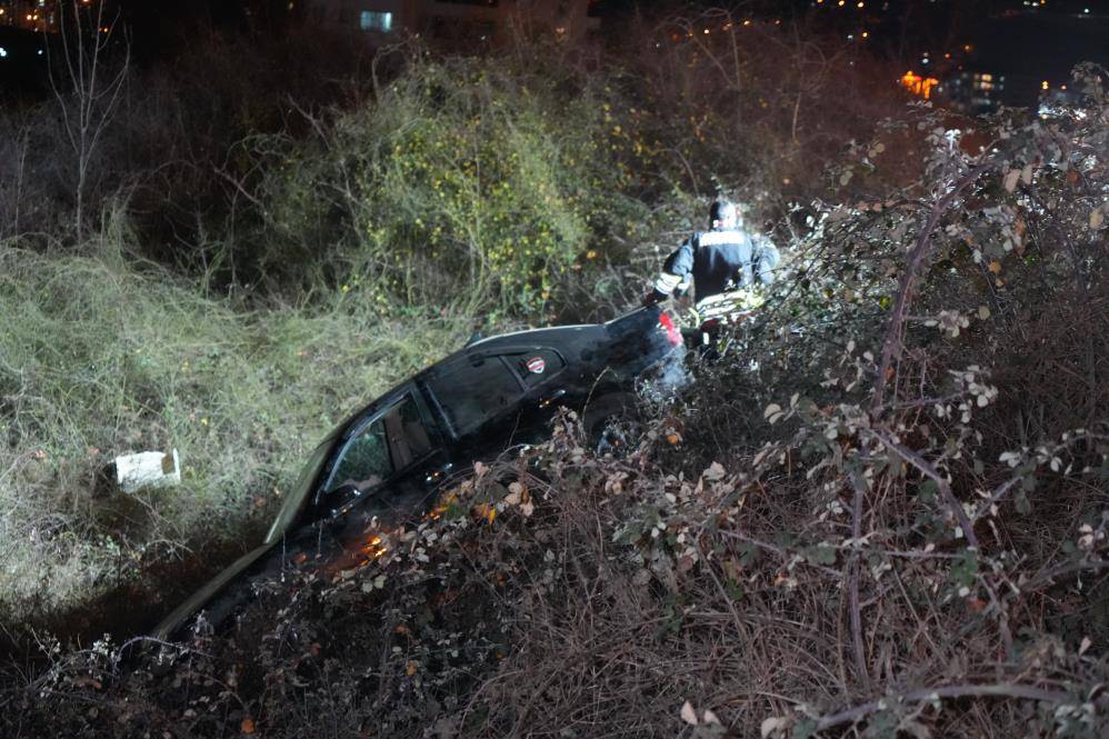 Otomobil 3 metre yükseklikten düştü: Sürücünün burnu bile kanamadı