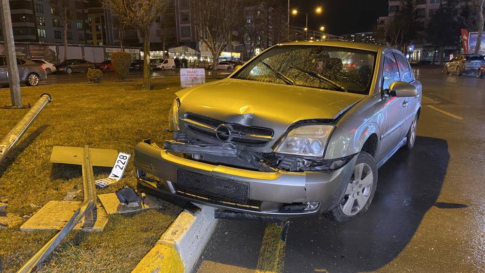 Otomobil sinyalizasyon direğine çarptı: 1 yaralı