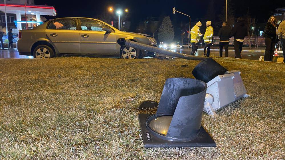 Otomobil sinyalizasyon direğine çarptı: 1 yaralı