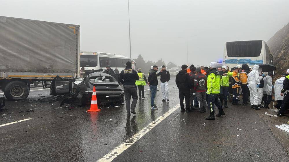 Yoğun sis ve sağanak kazaya neden oldu: 2 ölü, 10 yaralı