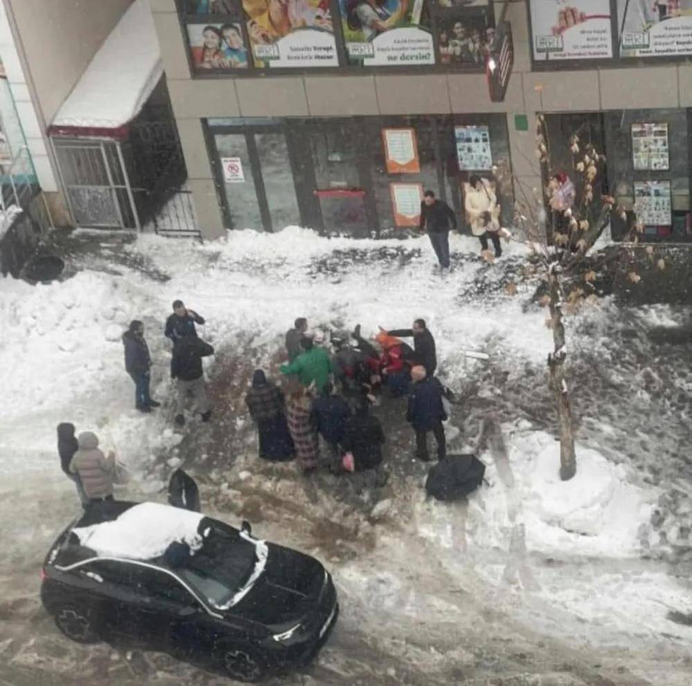 Çatıdan düşen kar kütlesinin altında kalan kadın hayatını kaybetti