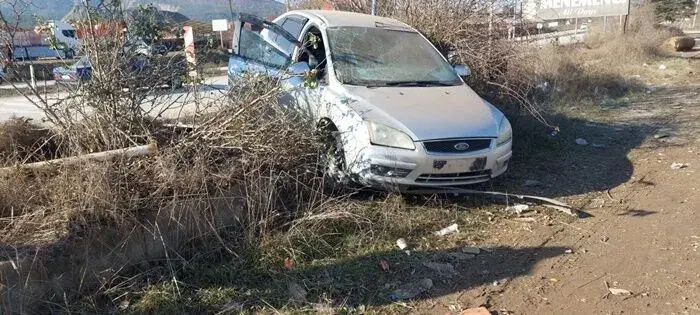 Kontrolden çıkan otomobil duvara çarparak durdu