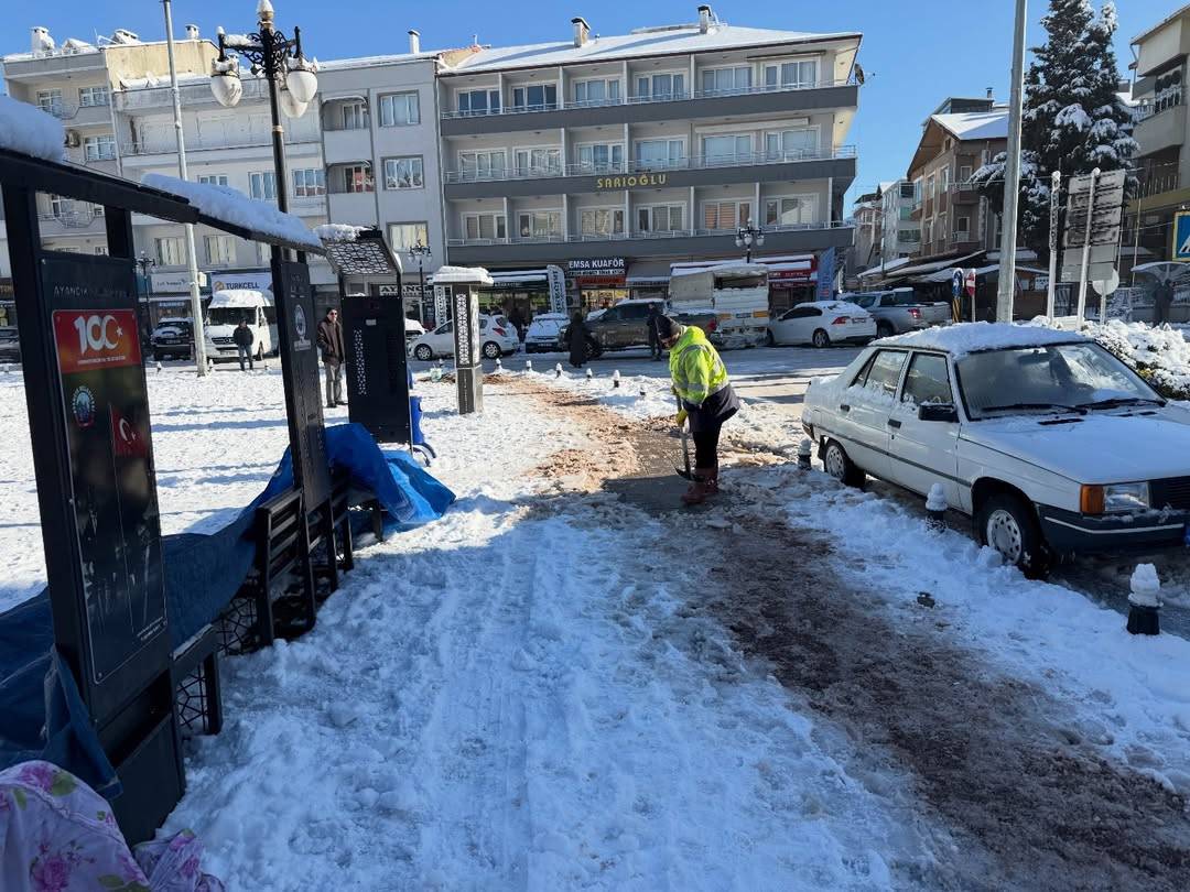 Ayancık’ta karla mücadele çalışmaları sürüyor