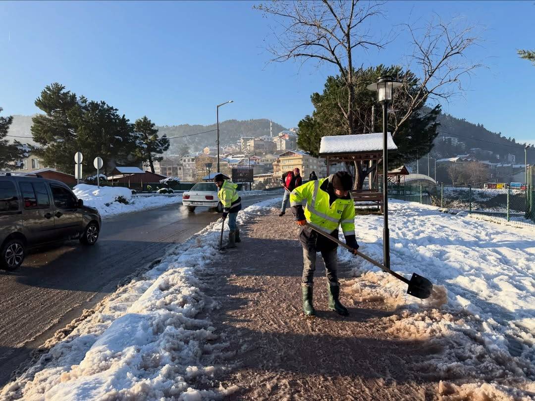 Ayancık’ta karla mücadele çalışmaları sürüyor