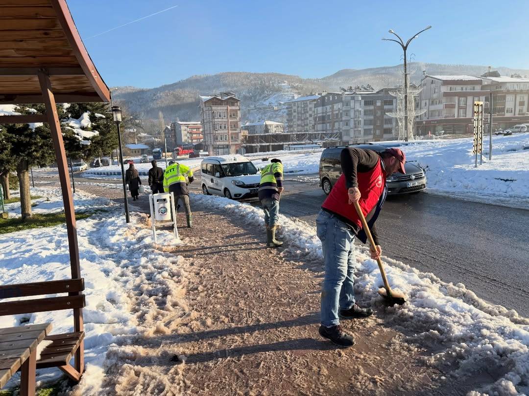 Ayancık’ta karla mücadele çalışmaları sürüyor
