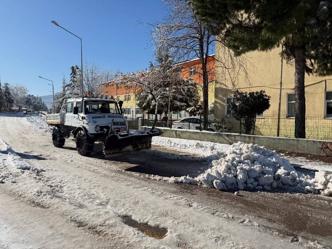 Ayancık’ta karla mücadele çalışmaları sürüyor