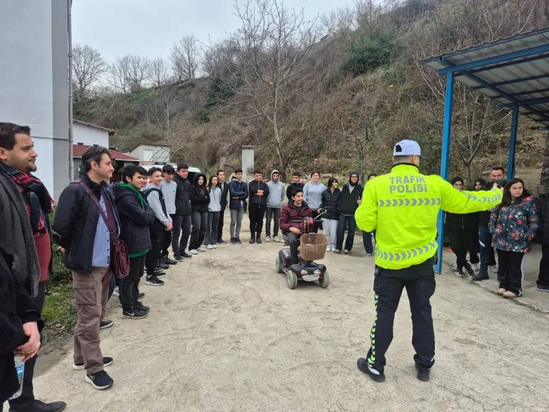 Liselilere emniyet bahçesinde uygulamalı trafik eğitimi