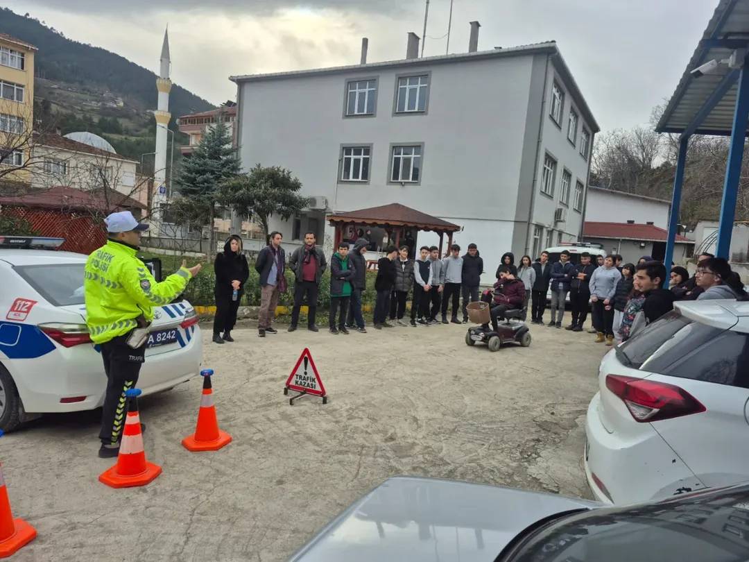 Liselilere emniyet bahçesinde uygulamalı trafik eğitimi