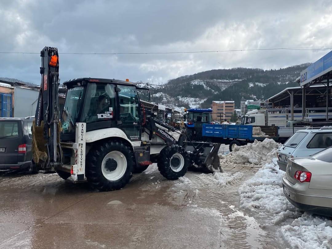 İlçede sanayi yolları kar küreme araçlarıyla açılıyor